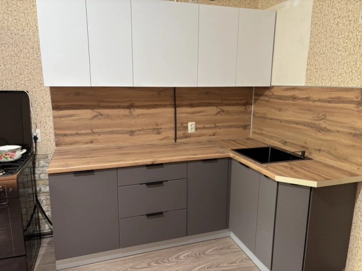 Кухня Модерн New с фасадами Бланж и Грей нубук в комбинации с Дуб Вотан