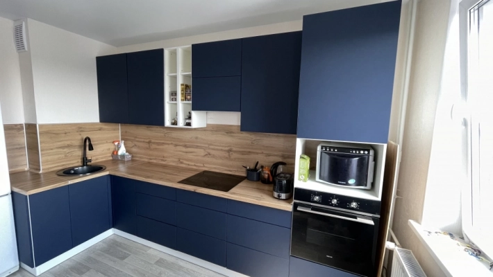 Кухня Модерн New с темно-синими фасадами Океания в комбинации Дуб Сонома