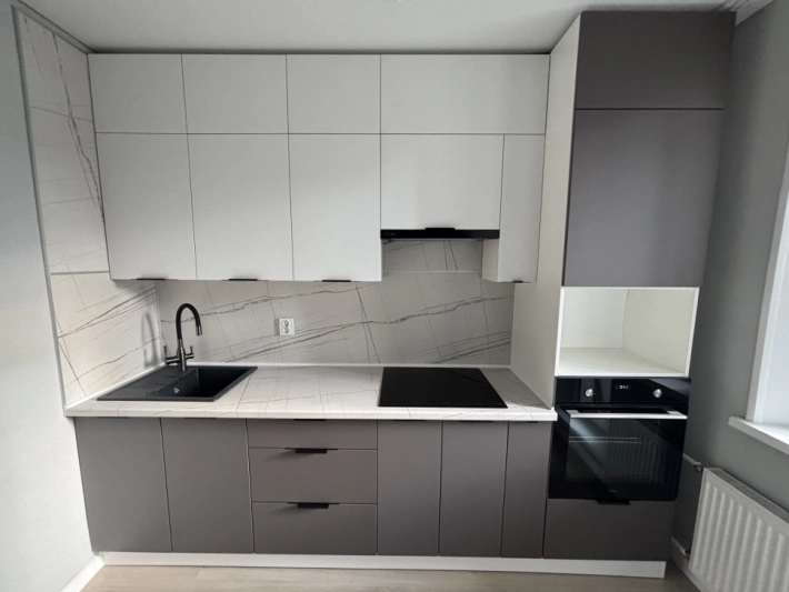 Кухня Модерн New с фасадами Бланж и Грей нубук в комбинации с Белым Тунисом