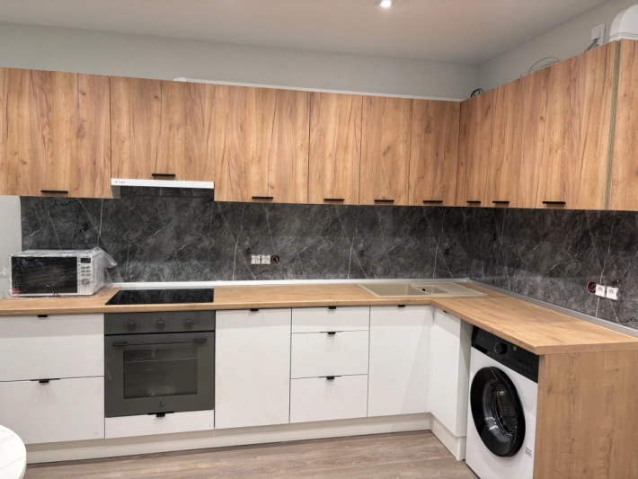 Кухня с верхними модулями Модус Дуб золотой и нижними шкафами Модерн NEW Бланж soft touch