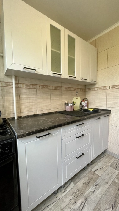 Кухня Вектор в цвете Бланж в сочетании с черным мрамором