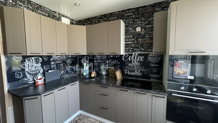 Кухня Вектор в цвете Базальт в сочетании с черным мрамором