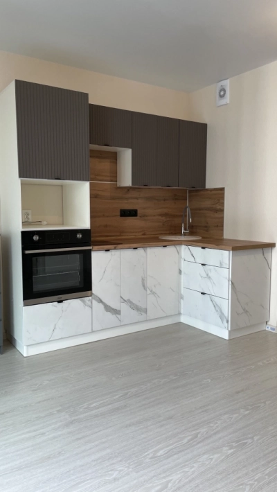 Кухня с верхними модулями Стайл Грей нубук и нижними шкафами Модерн NEW белый мрамор