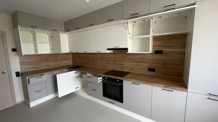 Кухня Модерн New в два верхних яруса со светло-серыми и белыми матовыми фасадами