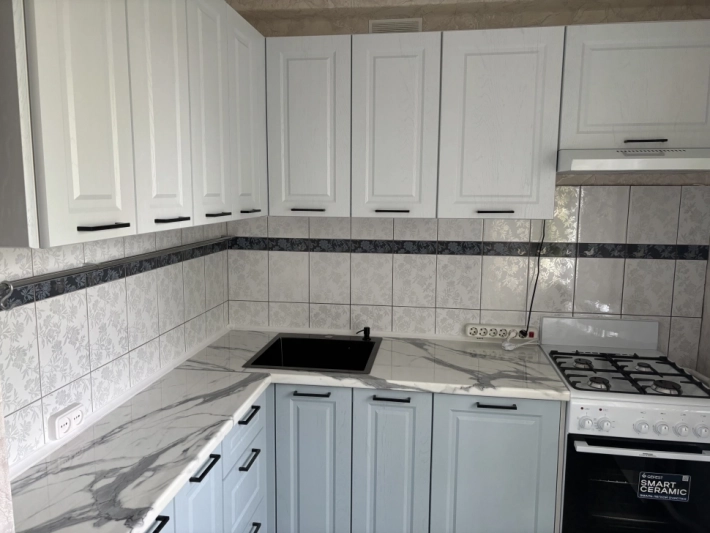 Кухня Грейвуд с фасадами Арктик в сочетании с белым гранитом