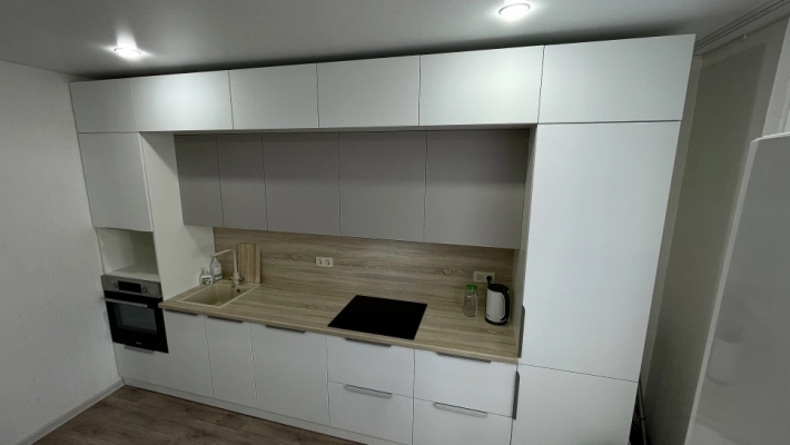 Кухня Модерн New в два верхних яруса с белыми матовыми фасадами и светло-серых оттенках Нео