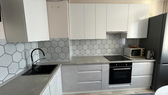 Кухня Вельвет с фасадами Белый глянец и Бетон снежный