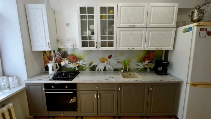 Кухня Прованс с текстурными фасадами в белом и трюфельном цвете