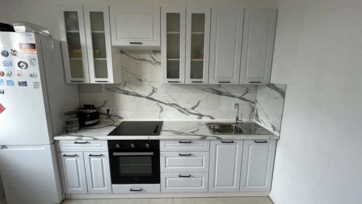 Кухня Грейвуд с фасадами Арктик в сочетании с белым мрамором