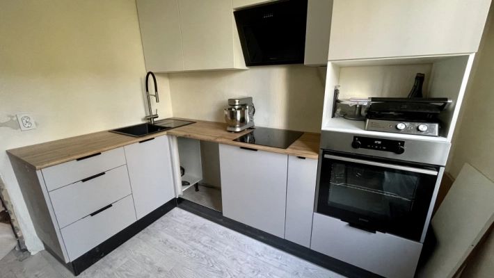 Кухня модерн New с белыми матовыми и светло-серыми фасадами