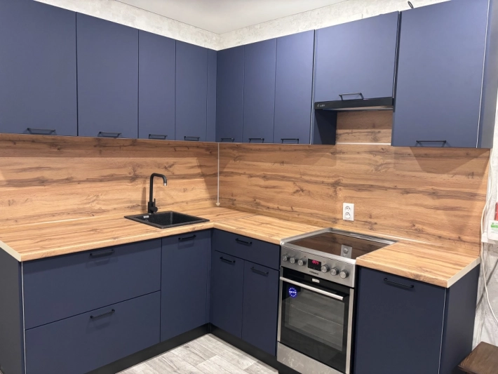 Кухня Модерн NEW с насыщенными синими фасадами Океания и деревом