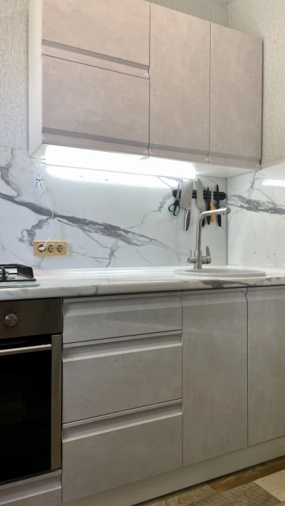 Кухня Вельвет в цвете Бетон снежный в сочетании с белым гранитом в глянце