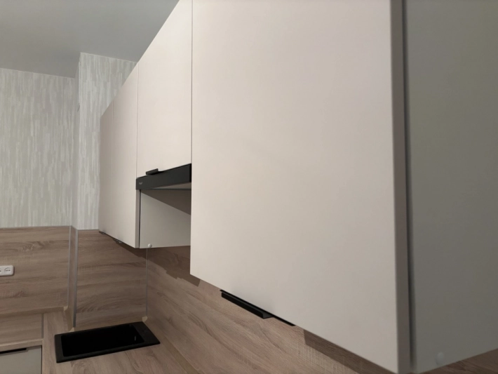 Кухня Модерн New с фасадами Меланж с барной стойкой фартуком Дуб Сонома