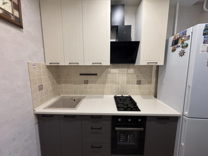 Кухня Вектор в цвете Магнолия и Грей Нубук с бежевой столешницей