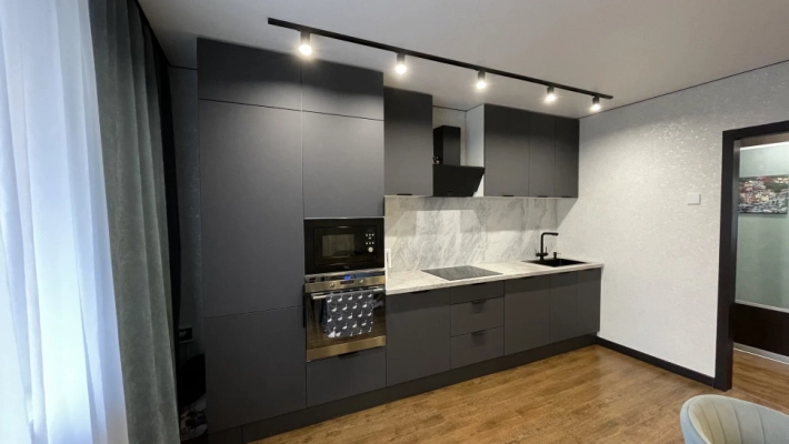 Кухня Модерн New с фасадами цвета Графит в сочетании с серым камнем