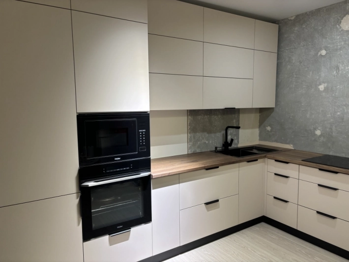 Кухня Модерн New в цвете Белый Меланж с антресолями и столешницей Дубом Эдда