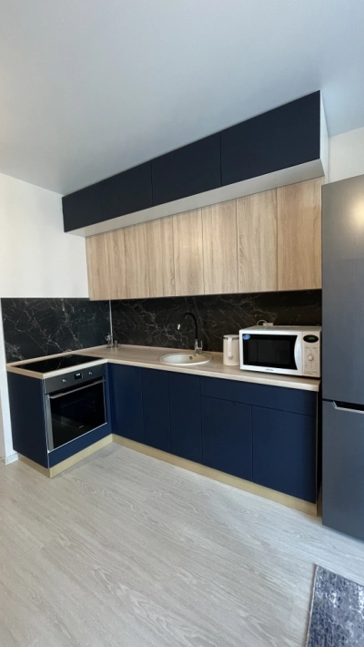 Кухня Модерн New в два верхних яруса с фасадами Океания и Дуб сонома