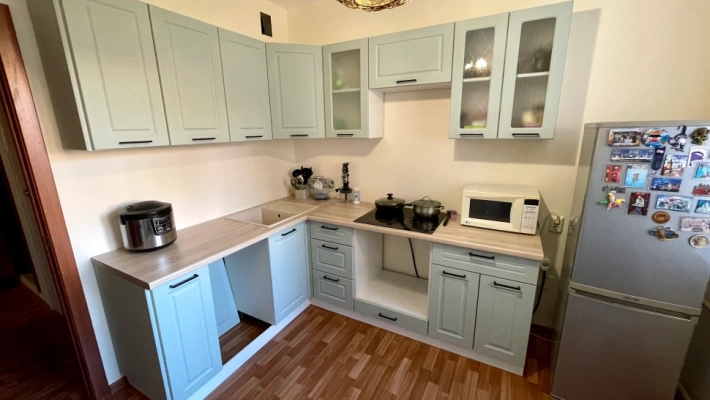 Кухня Грейвуд с фасадами Шато Мята в сочетании с дуб Сонома