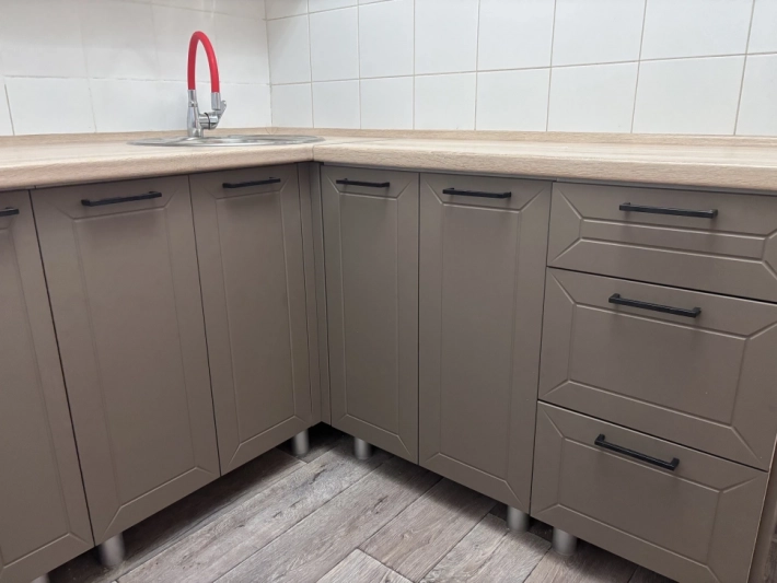 Кухня Вектор в цвете Магнолия и Базальт в комбинации с Дуб Вотан