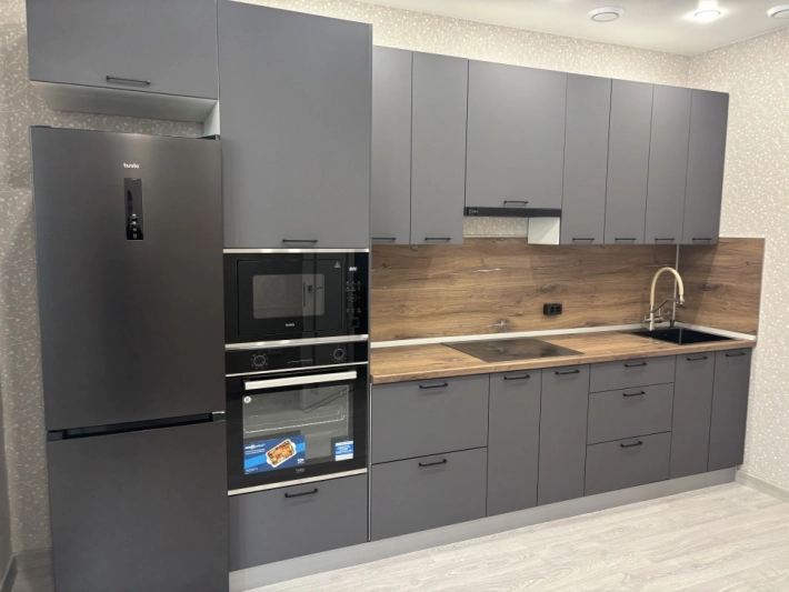 Кухня Модерн New с высокими шкафами в цвете Графит и сочетании с Дубом Эдда