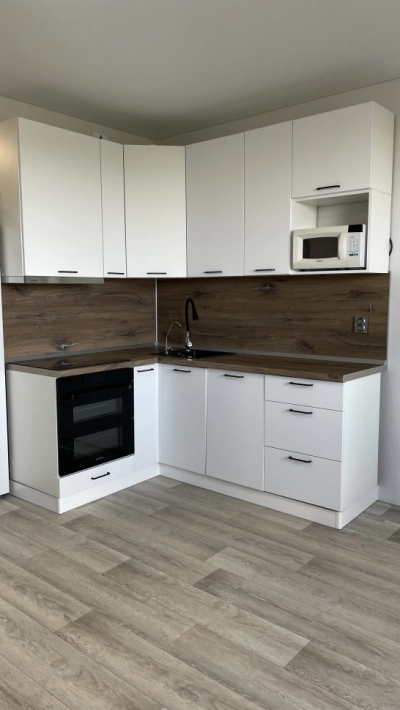 Кухня модерн New с белыми матовыми фасадами в сочетании с дубом Эдда