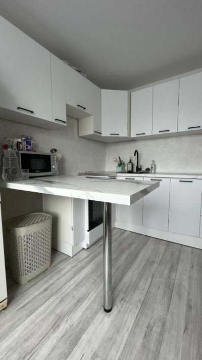 Кухня Модерн New в белом матовом цвете с барной стойкой под белый мрамор