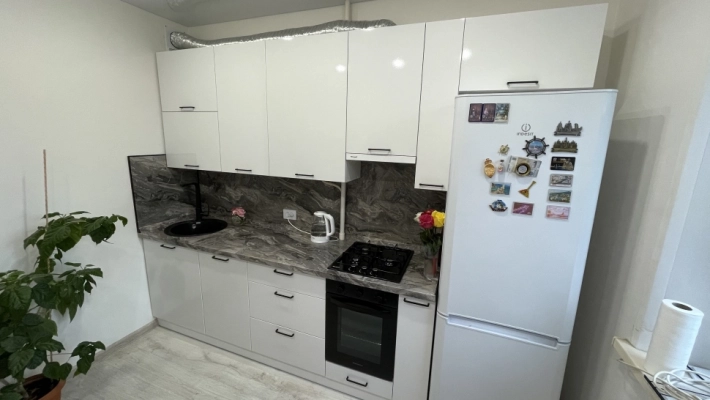 Кухня Модерн New с фасадами белый глянец в сочетании с серым камнем