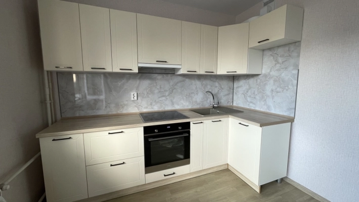 Кухня Вектор с фасадами Магнолия soft touch в сочетании с Дуб Сонома