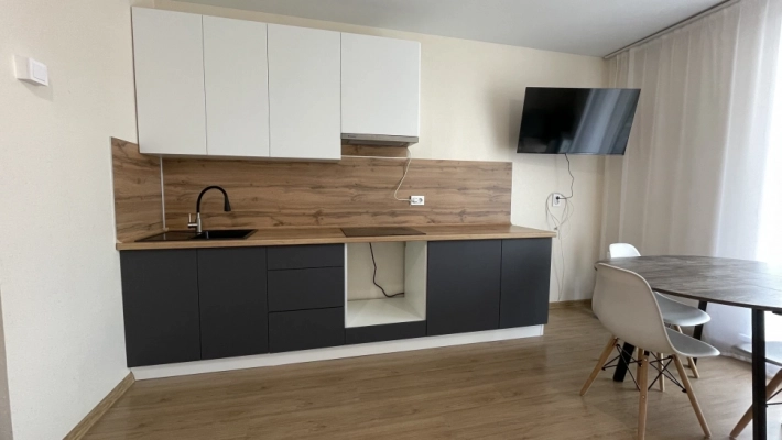 Кухня Модерн New с белыми матовыми фасадами и контрастными в цвете Графит
