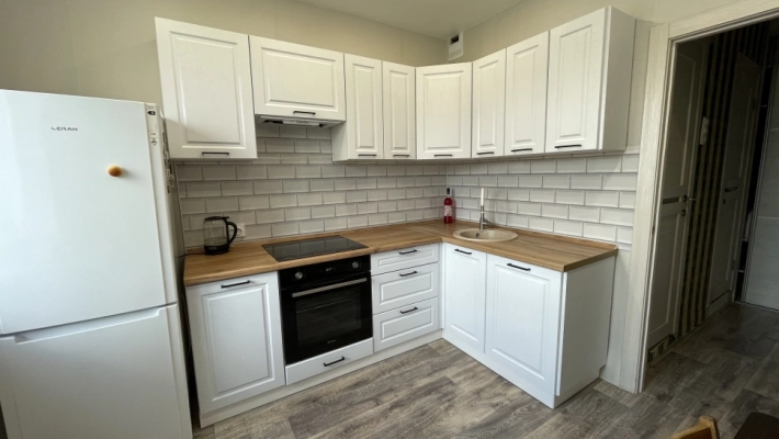 Кухня Грейвуд с фасадами Арктик в сочетании с дуб Вотан