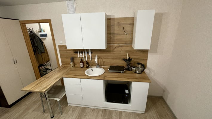 Кухня Модерн New с фасадами Бланж soft touch и барной стойкой Дуб Вотан