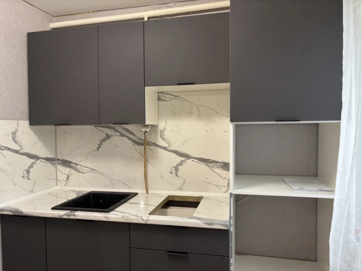 Кухня Модерн NEW с фасадами графит в комбинации с белым глянцевым гранитом