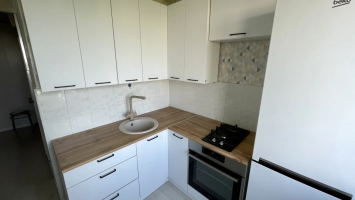 Кухня Модерн New белая матовая Бланж в сочетании со столешницей Дуб Вотан