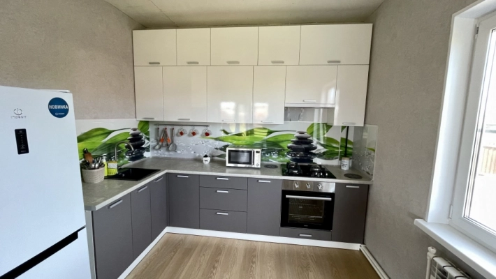 Кухни Модерн New с фасадами в белом глянце и темно-сером оттенке Грей нубук