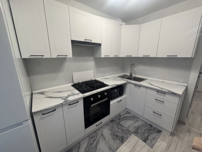 Кухня Вектор в цвете Бланж в комбинации с Белым гранитом