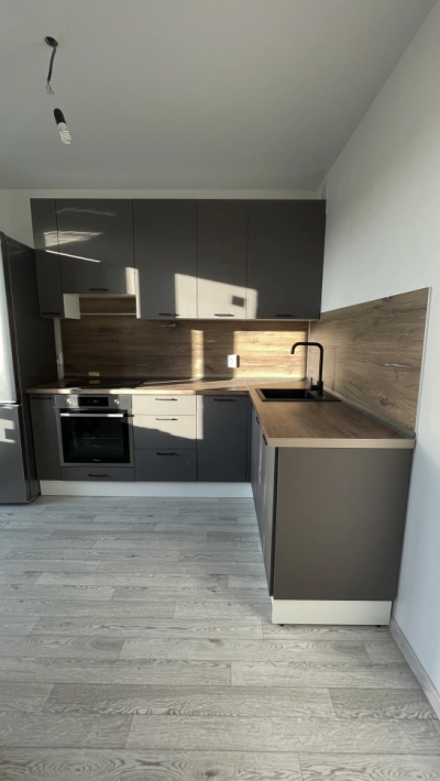 Кухня модерн New с темно-серыми фасадами в сочетании с дубом Эдда