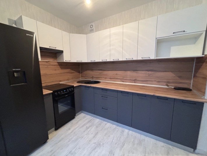 Кухня Модерн New с фасадами Бланж и Графит в комбинации с Дуб Вотан