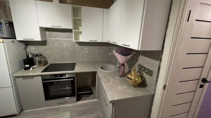 Кухня Модерн New с белым матовым верхом Бланж и светло-серым низом Нео