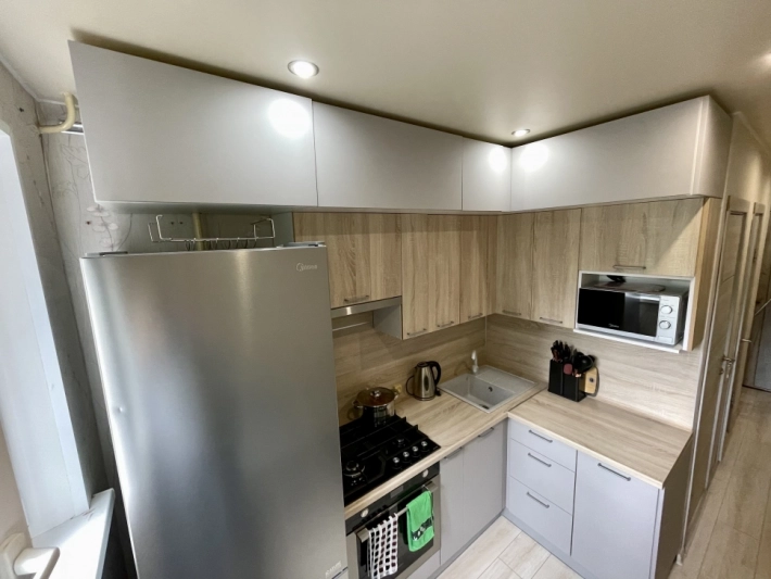 Кухня Модерн New в два верхних яруса с фасадами в светло-серых цветах и дуб Сонома