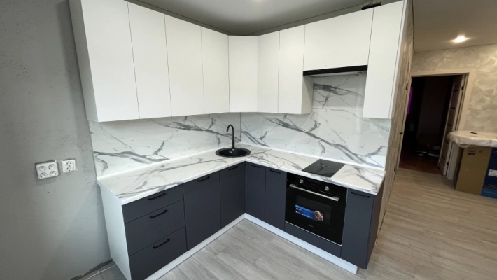 Кухня Модерн New с фасадами Белый матовый и Графит в сочетании с глянцевым гранитом