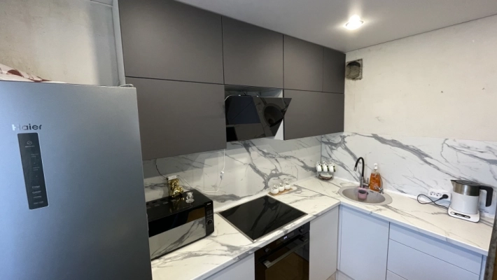 Кухня Модерн New с верхом в цвете Графит и низом Бланж soft touch СВ