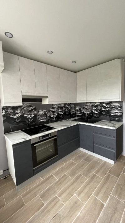 Кухня Вельвет в цвете Бетон снежный и графит в сочетании с белым гранитом