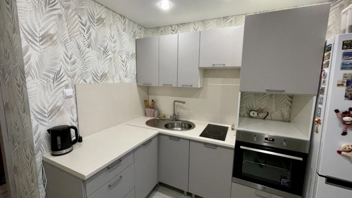 Кухня Модерн New в светло-серых цветах Нео в сочетании с бежевой Семолиной