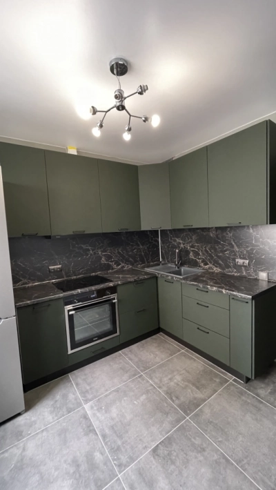 Кухня Модерн New с фасадами Олива софт в сочетании с черным мрамором