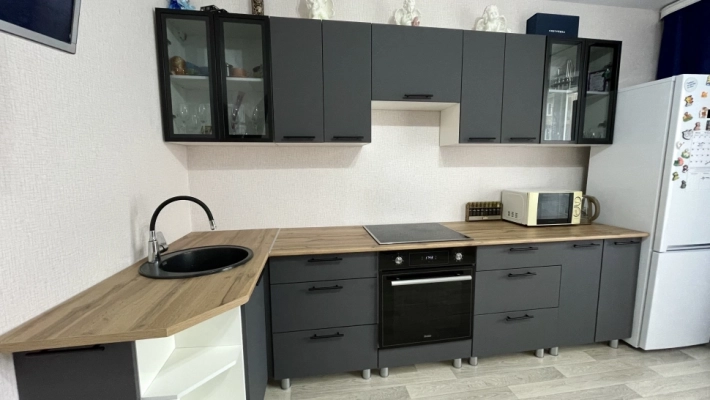 Кухня Модерн New с фасадами Графит и столешницей дуб Вотан