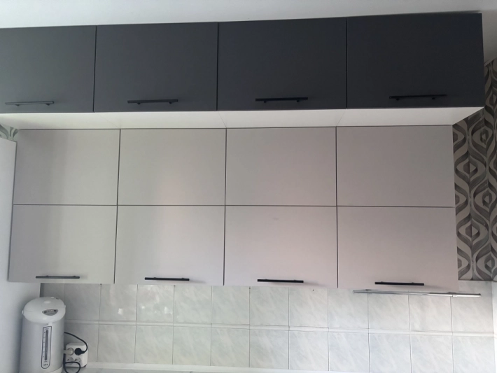 Кухня Модерн New в два верхних яруса с фасадами Графит и Нео