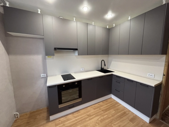 Кухня Модерн New в цвете Грей нубук в сочетании с семолина бежевая