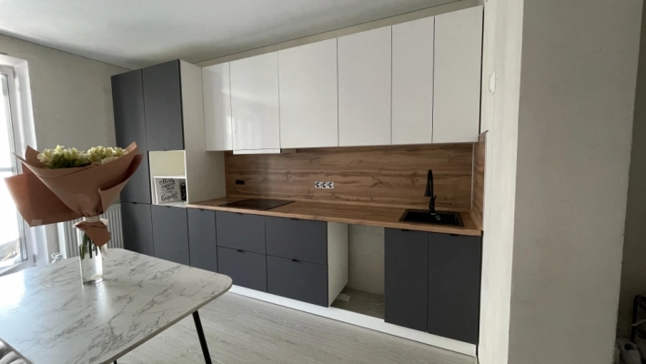 Кухня Модерн New с фасадами Белый глянец и Графит в комбинации с дуб Вотан