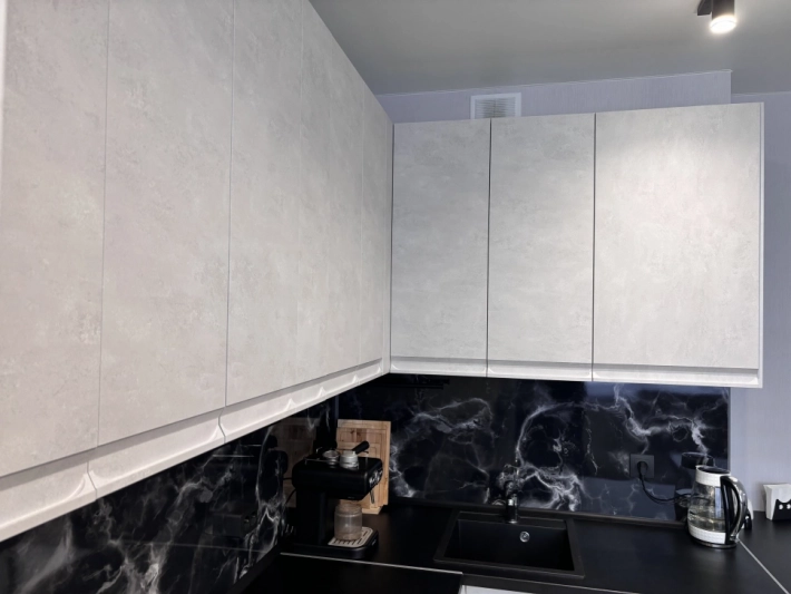Кухня Вельвет Снежный бетон с черной барной стойкой