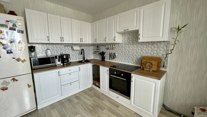 Фасады белые текстурные и столешница Дуб Вотан